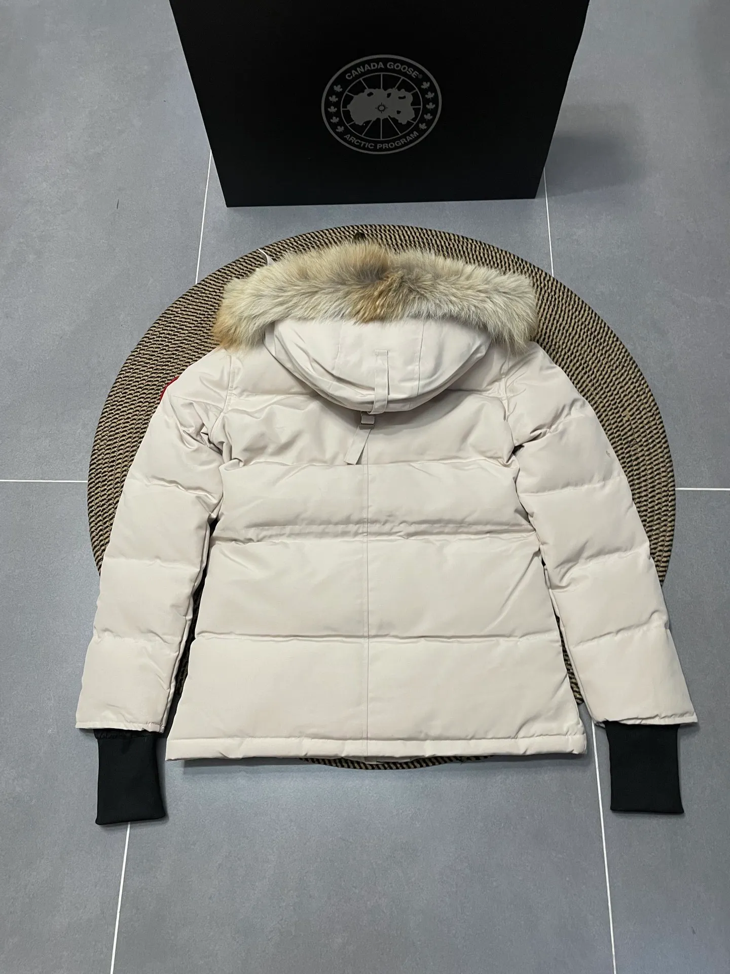P880 off-white Canadian CANADA GOOES 04 model/women's model. The Arctic and Antarctic scientific expedition teams and others choose Canada Goose as their cold-proof equipment, the Rolls-Royce of down jackets.  ➖ Industry-leading anti-counterfeiting chip sensing.  ➖ Imported Behringer embroidery machines and customized embroidery labels, the highest level and industry leading.  ➖ Imported Korean 21-count polyester-cotton blended original fabric, TC85 waterproof coated fabric, water-repellent, windproof and wear-resistant.  ➖ The new national standard 80 white duck down is filled with an average of 520 grams of down. The amount of down filled is industry-leading.  ➖ 100% nylon lining with double double-layer sealing design to prevent velvet running, and seamless thread design on the cuffs!  ➖ Western Canadian Green Wolf Collar.  ➖ Yoshida YKK provides original factory-customized electroplated sliders. YKK two-way lockable zippers are tight and smooth and do not peel off paint.  ➖ 3M composite Velcro is durable and the accessories and hardware are all custom-made. Only for the purest goose, the most dedicated, the most professional, the highest quality, the highest cost performance!    SIZE:XS-XXL